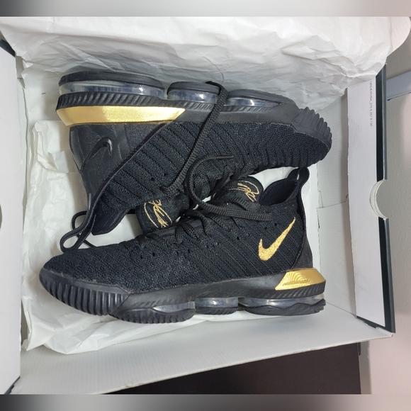 Nike LeBron XVI (16) - 10.5 MEN'S - Picture 5 of 8